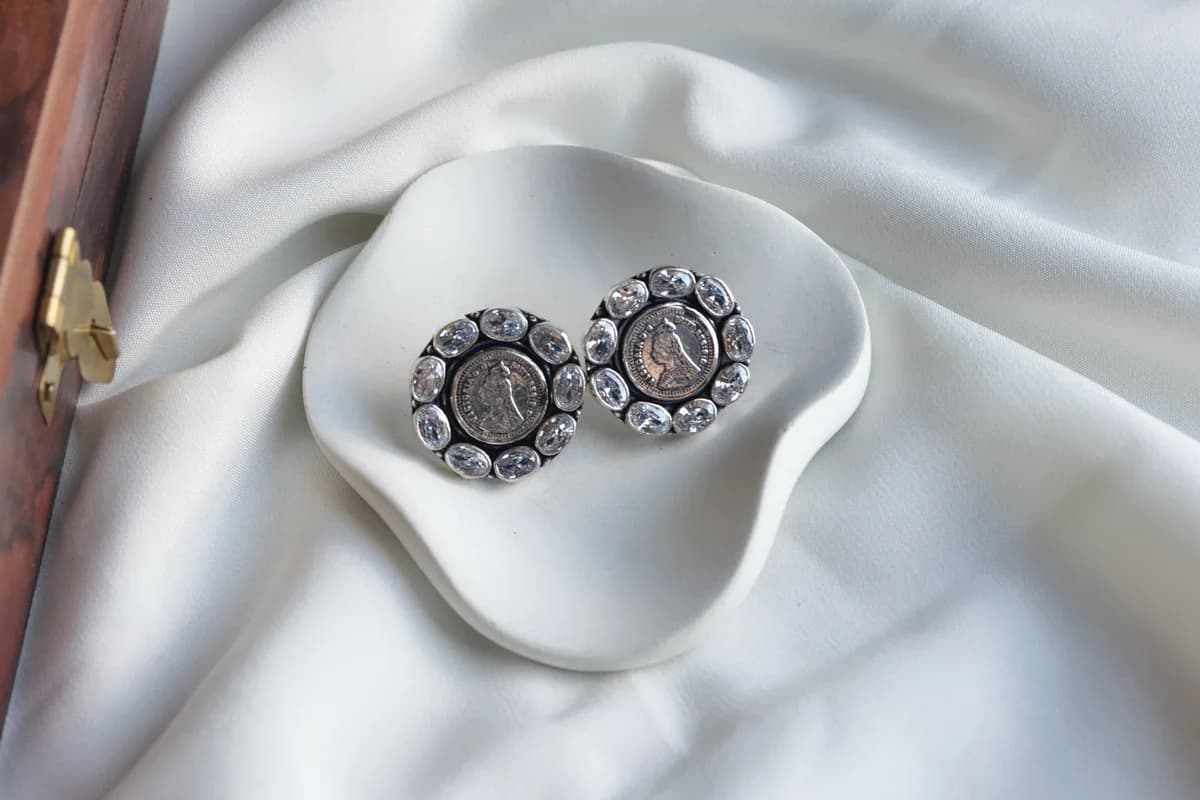 QUEEN STONE STUD  alternate view